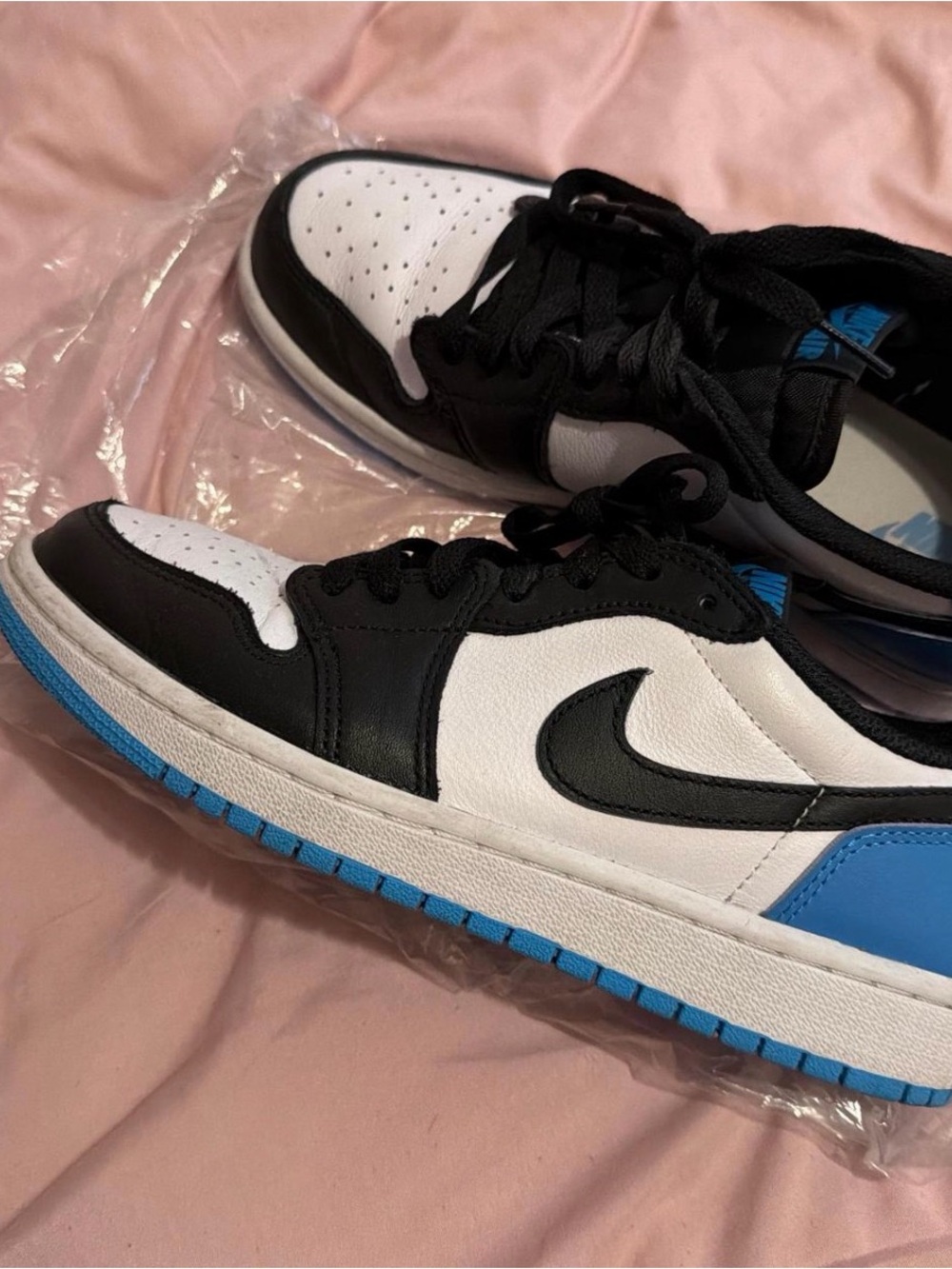 Nike Low-Top Sneakers in White, Black & Blue